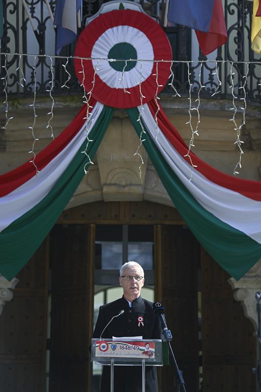 Why do Hungarians wear a cockade on 15 March