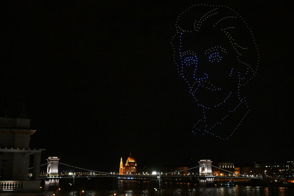 Будапешт: шоу дронов Цепной мост Петефи