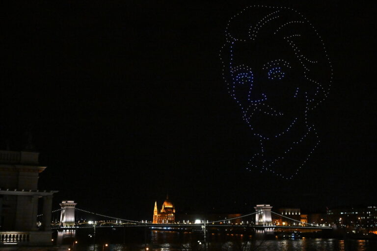 spectacle de drones de budapest pont à chaînes de petőfi