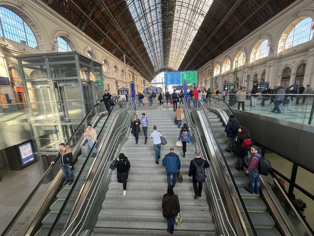 محطة قطار كيليتي للسكك الحديدية Máv إضراب السفر المجر بودابست