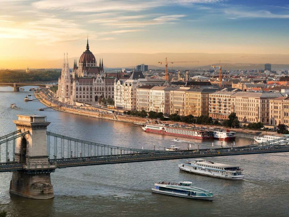 قارب الدانوب بودابست للمواد الكيميائية إلى الأبد