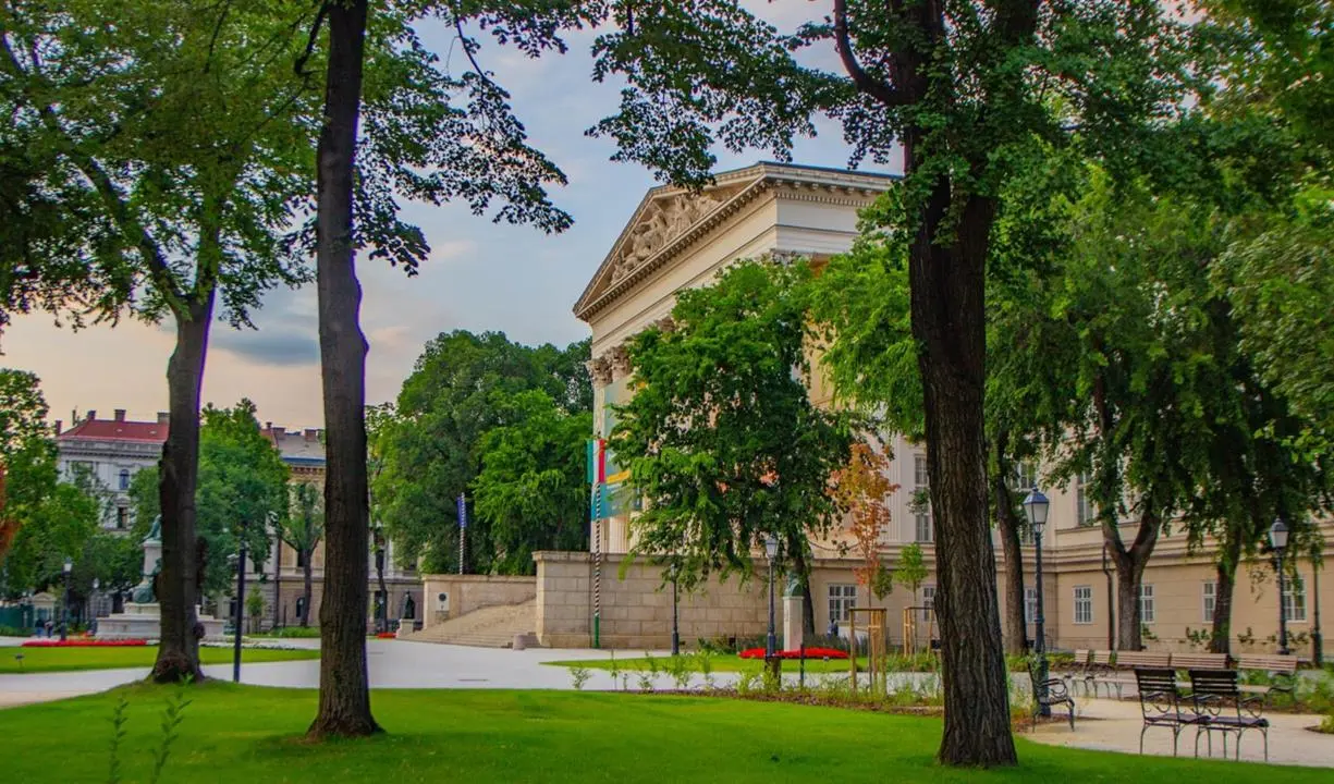 Kék színnel a Magyar Nemzeti Múzeum nevet változtat, és egy újabb budapesti múzeum bezár
