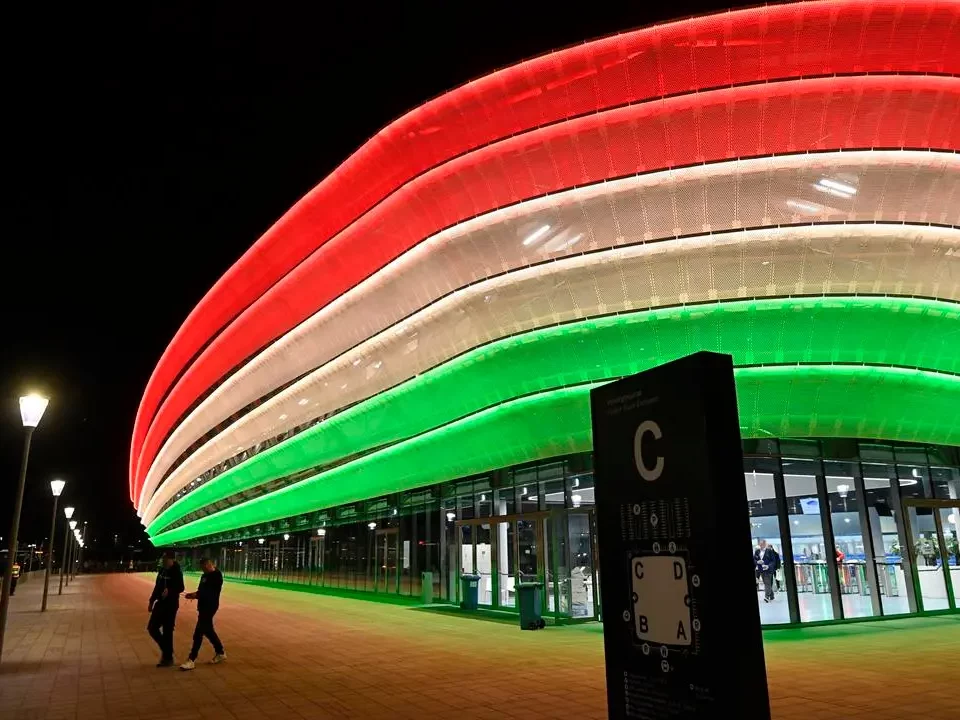 Sporthalle mit ungarischer Flagge