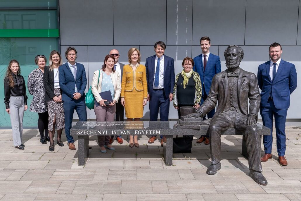Empleados de la Embajada de los Estados Unidos en Budapest y de la Universidad Széchenyi István con el Dr. Glenn Tiffert ante la estatua de Széchenyi István en el campus de Győr. (Foto: András Adorján)