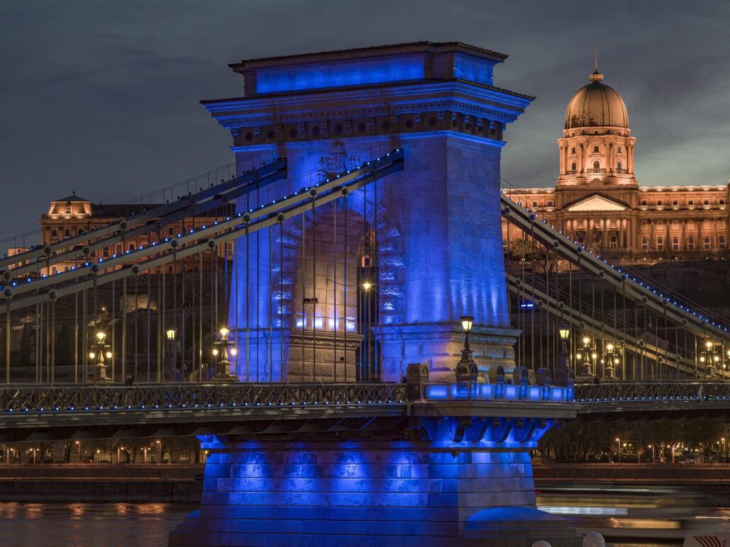 À l'occasion de la Journée mondiale de l'autisme, le Pont des Chaînes est illuminé en bleu le 2 avril 2024. Hongrie Budapest