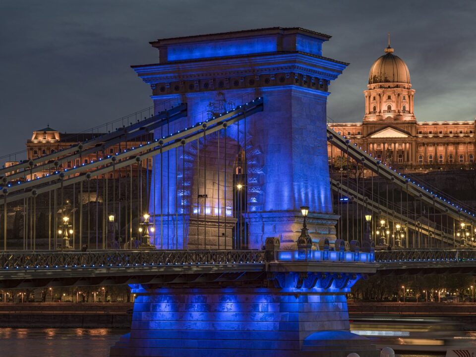 En el Día Mundial del Autismo, el Puente de las Cadenas se ilumina en azul el 2 de abril de 2024. Hungría Budapest
