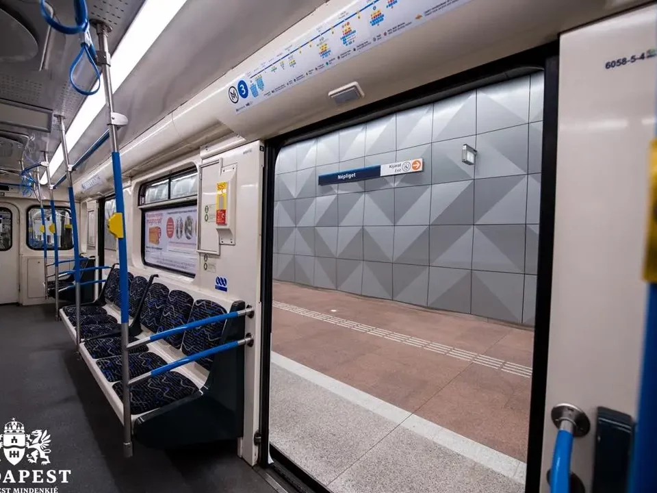 Vlaky jezdící na nejrušnější lince budapešťského metra budou letos v létě super horké (Copy)