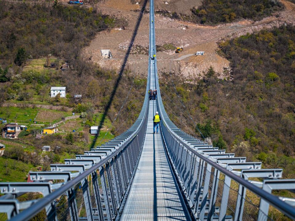 В Венгрии скоро откроется самый длинный в мире веревочный мост - фото