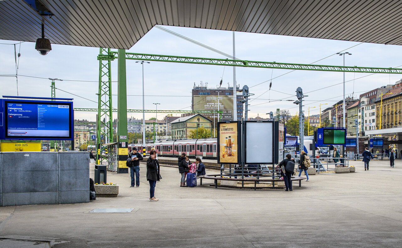 déli budapest railway station 