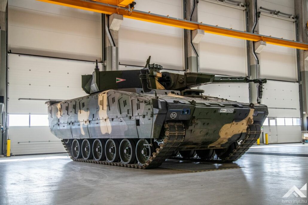 Proceso de producción del vehículo de combate de infantería Lynx durante su visita a la planta de Rheinmetall en Zalaegerszeg. Foto: hmzrinyi.hu