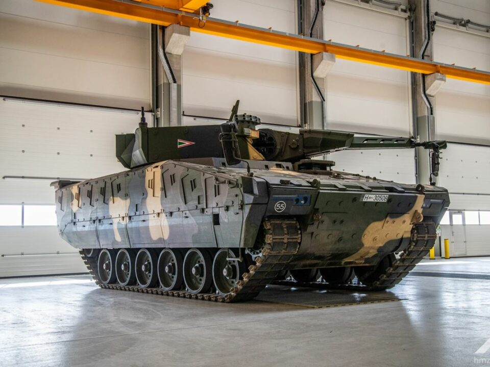 Procesul de producție al vehiculului de luptă de infanterie Lynx în timpul vizitei la fabrica Rheinmetall din Zalaegerszeg. Foto: hmzrinyi.hu