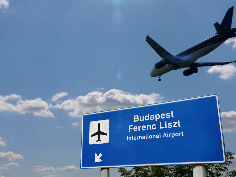 Приземление самолета в аэропорту Будапешта имени Ференца Листа