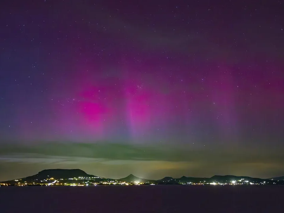 巴拉顿湖上空的北极光