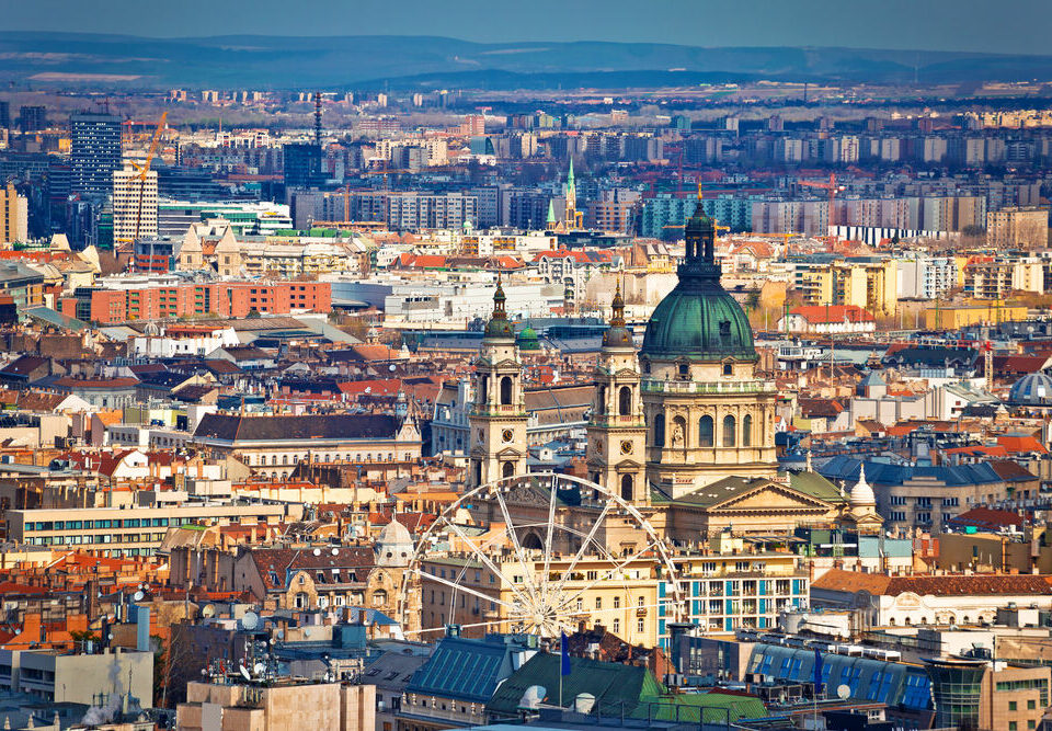 ハンガリー・ブダペストの最も混雑した都市の観光風景
