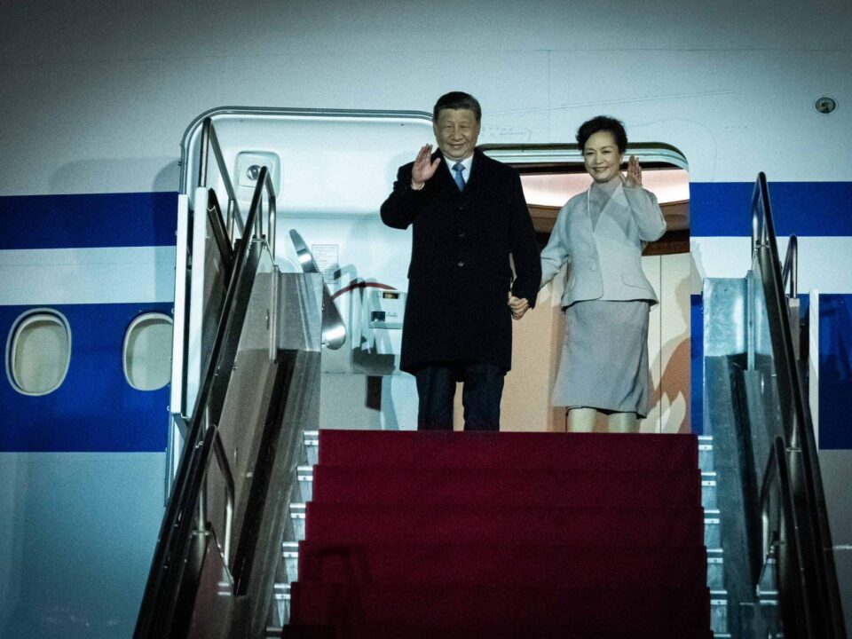Xi Jinping e la moglie Peng Liyuan arrivano a Budapest, in Ungheria