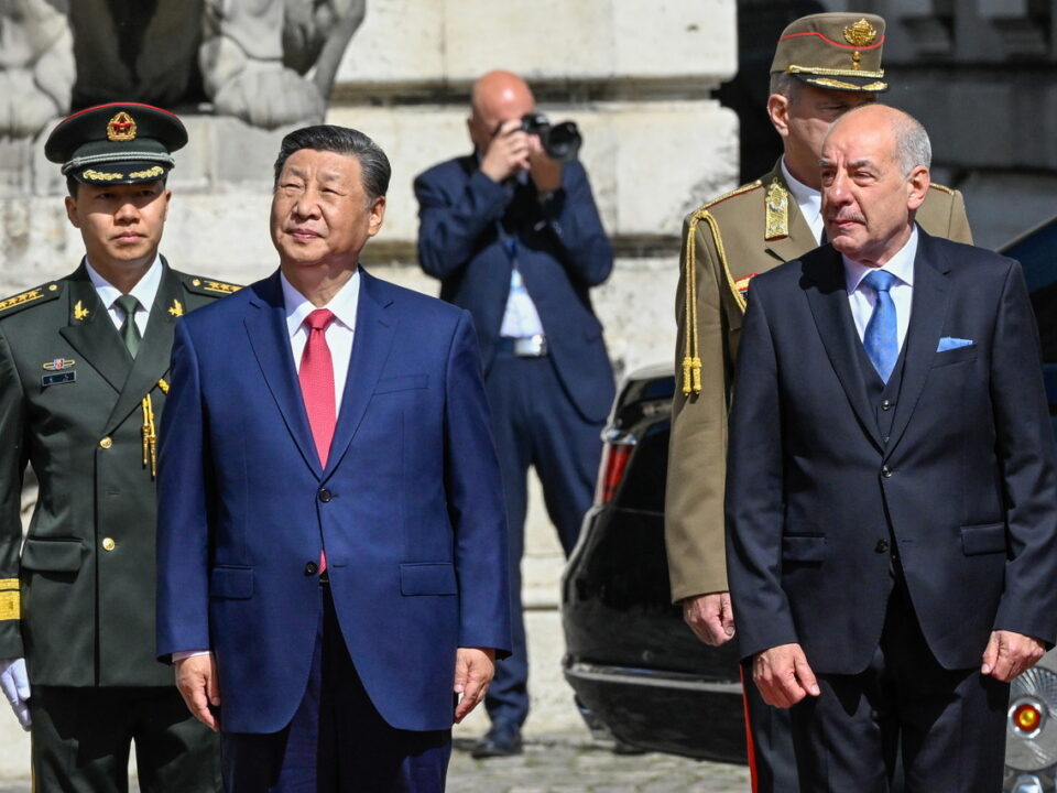 Сі Цзіньпін віддає військові почесті будапешт