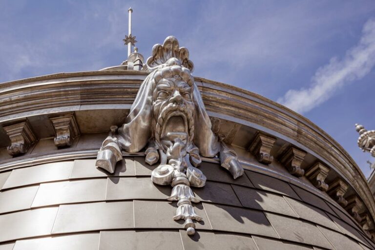 PHOTOS: Grotesque decorations placed on Buda Castle's iconic building ...