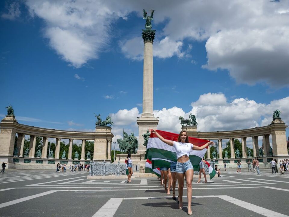 Spectacular Flash Mob by Beautiful Hungarian Women at Heroes' Square