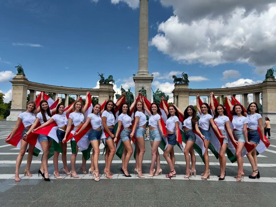 Spectacular Flash Mob by Beautiful Hungarian Women at Heroes' Square