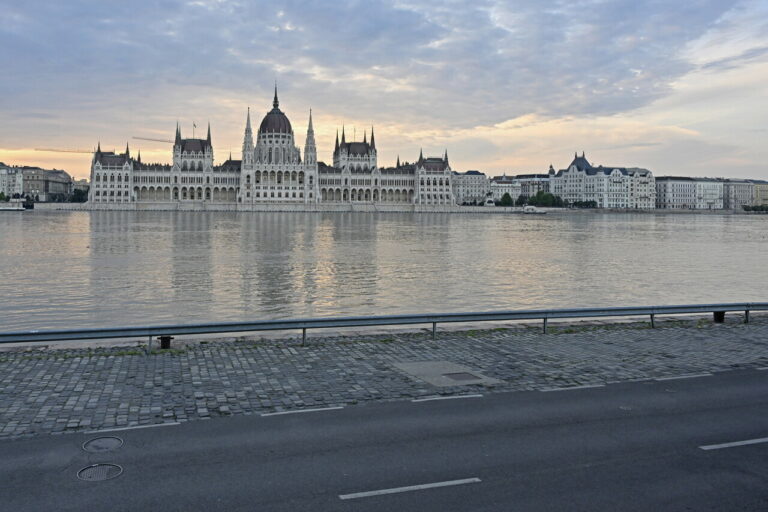 PHOTOS – Flooding Danube: Water Level Extremely High In Budapest ...