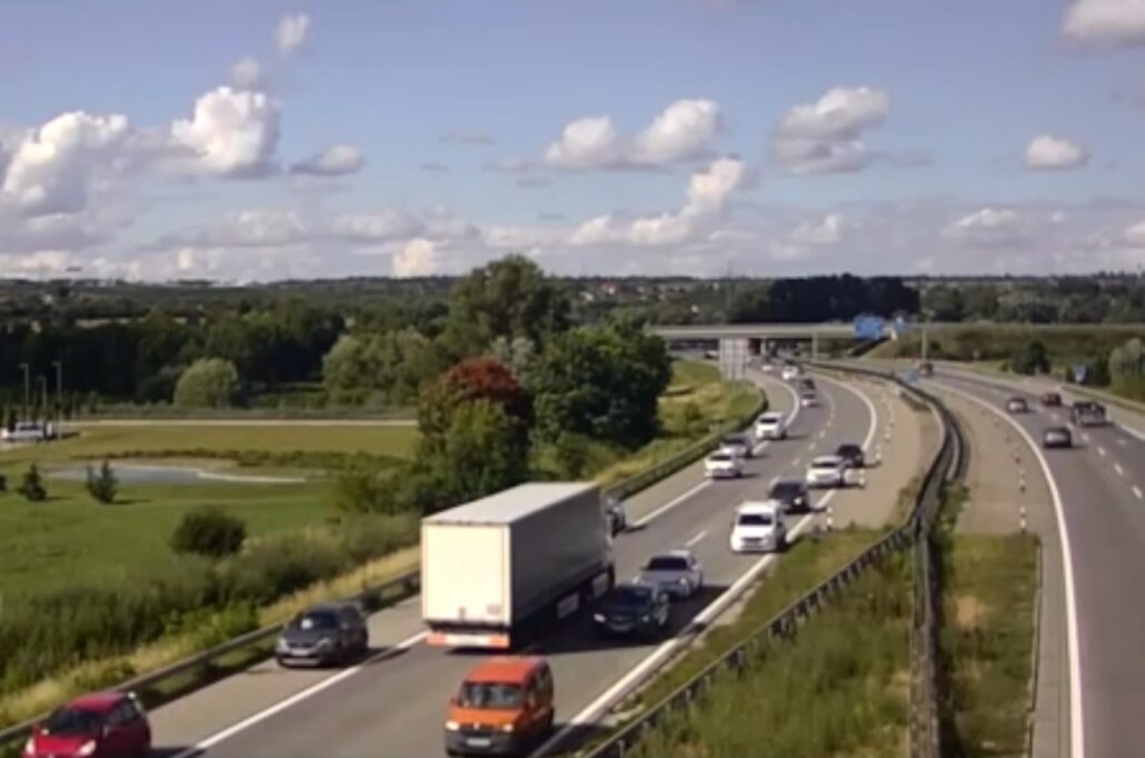 VIDEO: Shocking footage of truck driving against traffic on Hungarian motorway