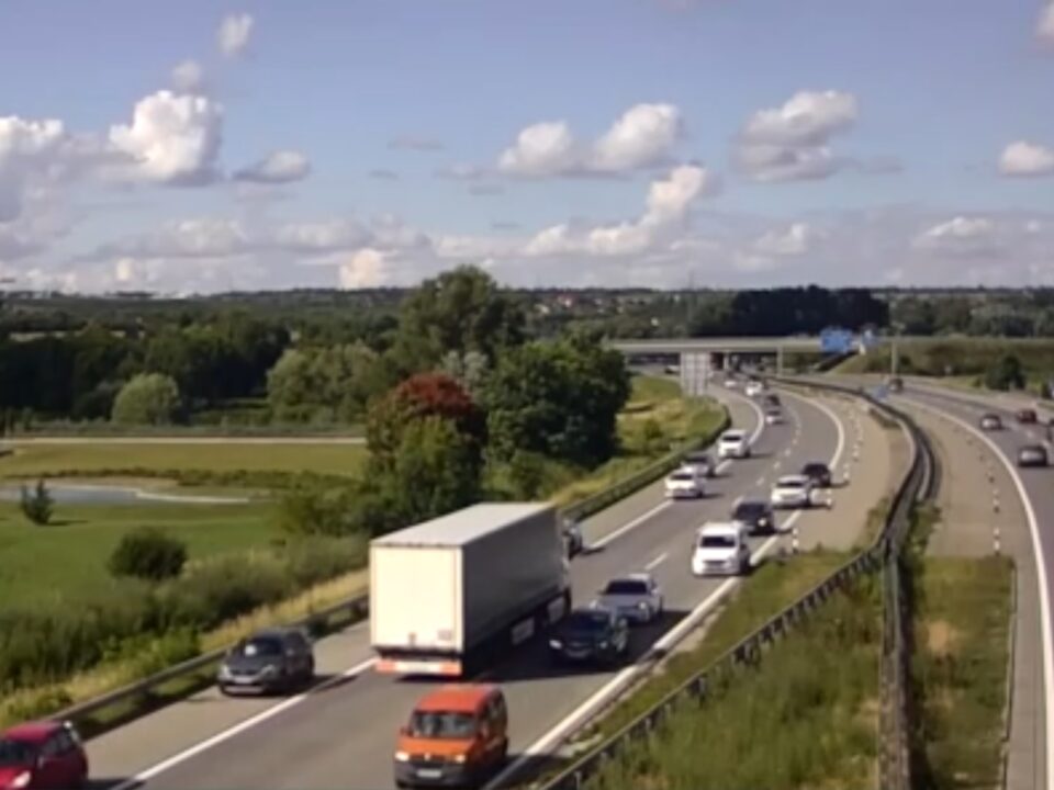 VIDEO: Shocking footage of truck driving against traffic on Hungarian motorway