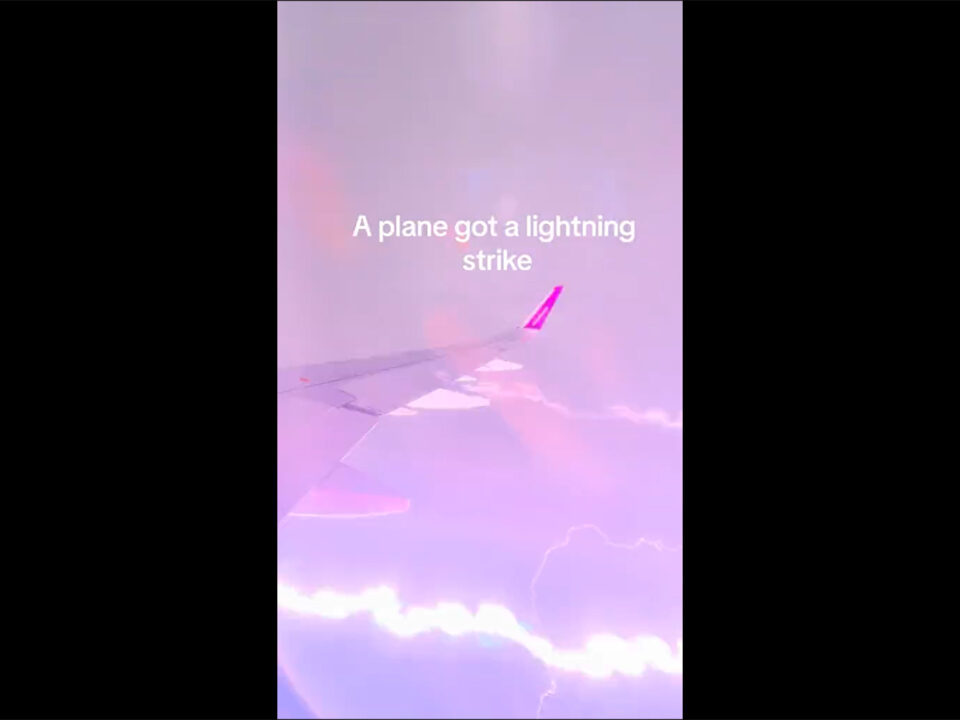 wizz air plane struck by lightning