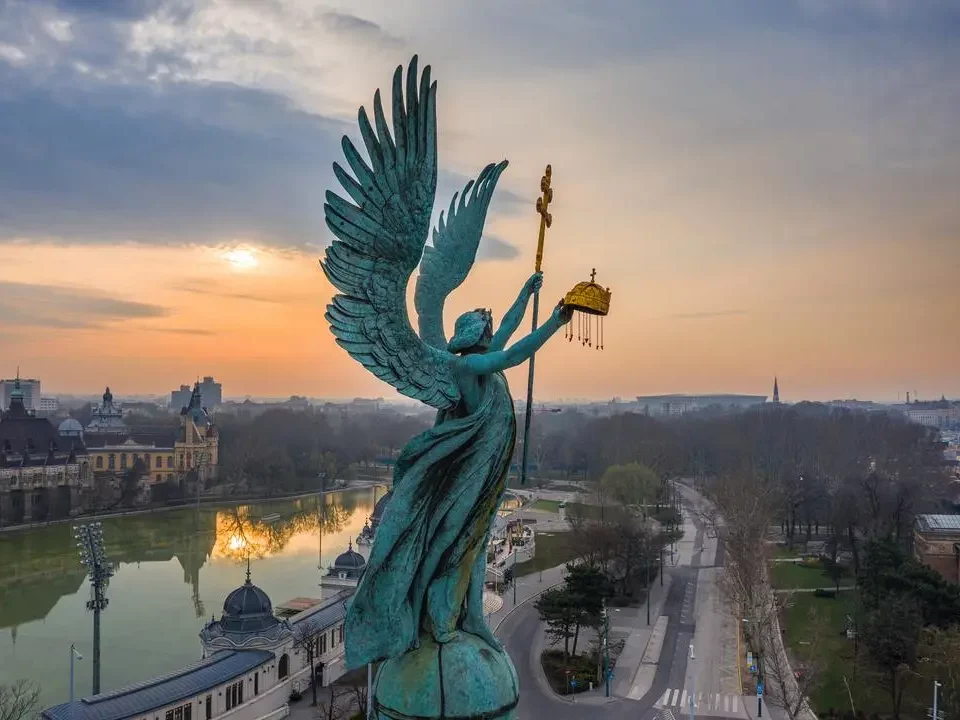 Budapest's iconic statue from the top of Heroes' Square removed