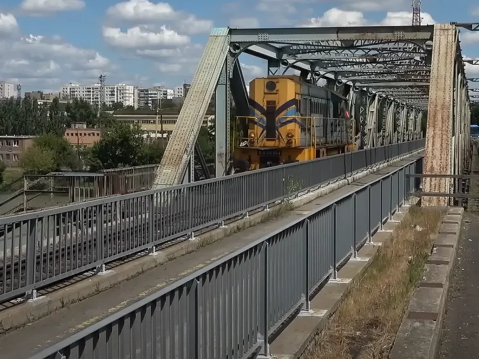 Authorities may close key Danube bridge because it threatens lives