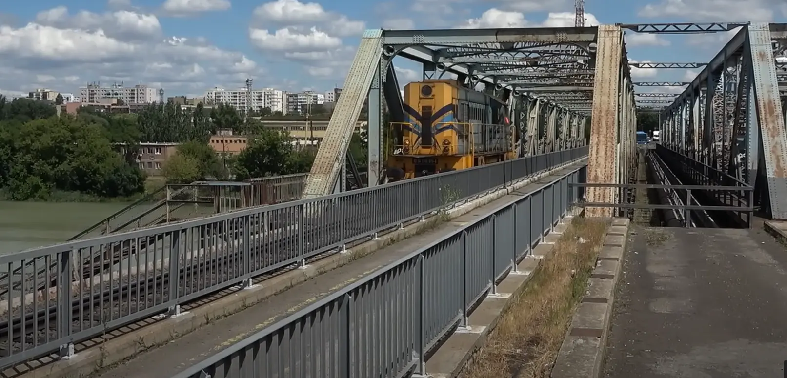 Nagy veszélyben van a teherforgalom Magyarországon: a hatóságok lezárhatják a Duna-hidat, mert az életveszélyes