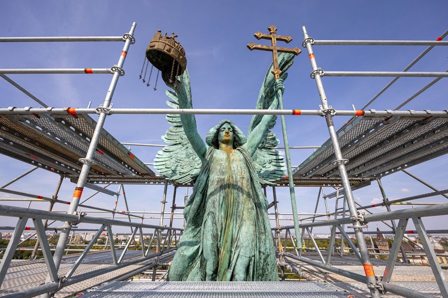 Budapest's celestial guardian angel at Heroes' Square to be removed and restored