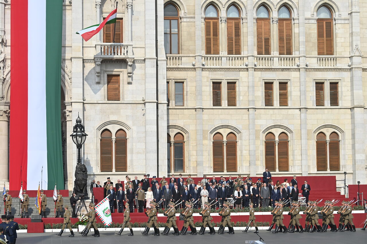 hungarian parliament 20 august flag