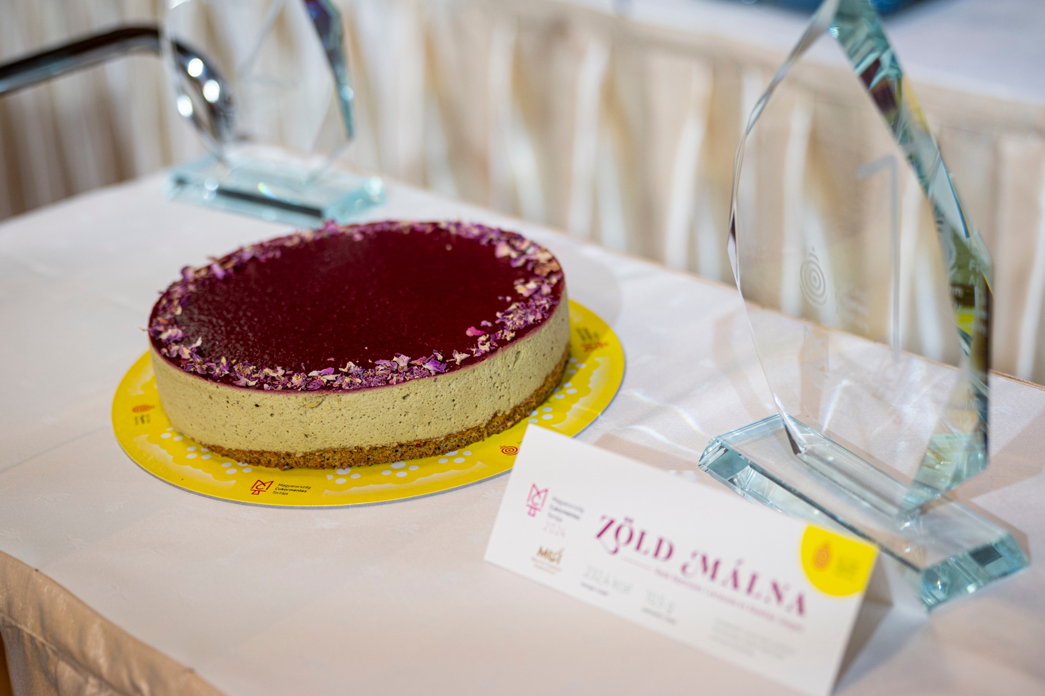 hungary's sugar-free cake zöld málna