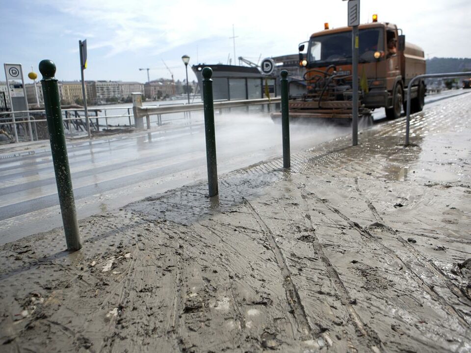 Danube recedes, cleaning started in Budapest traffic