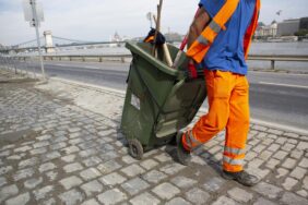 Danube recedes, cleaning started in Budapest 7