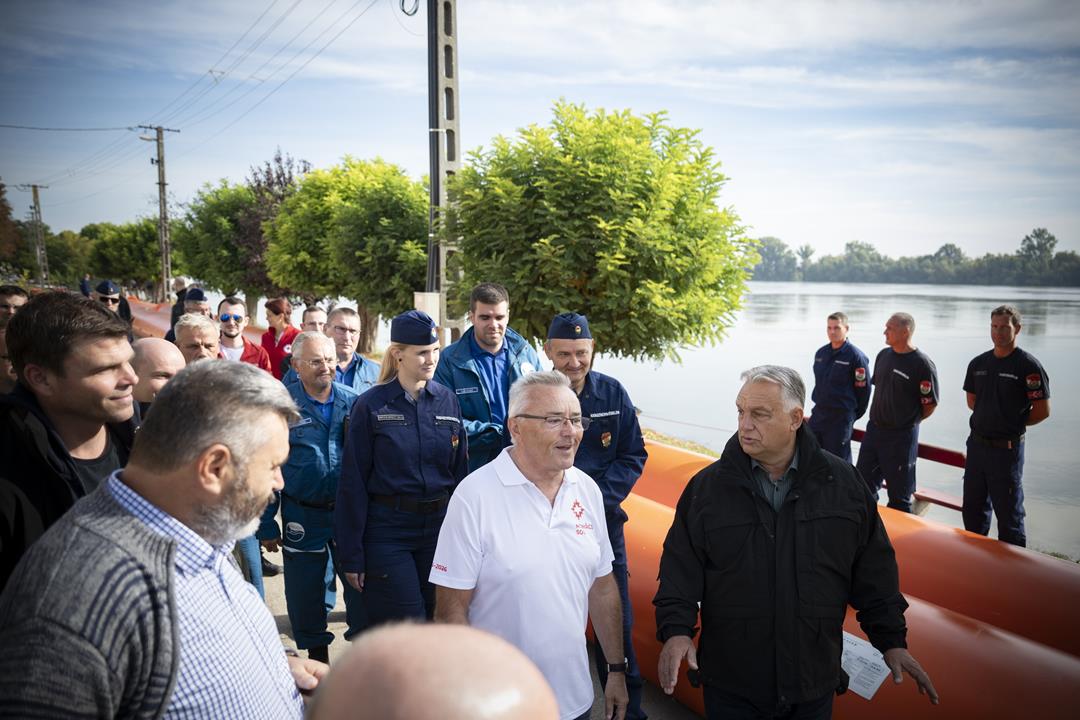 Danube recedes, cleaning started in Budapest 7