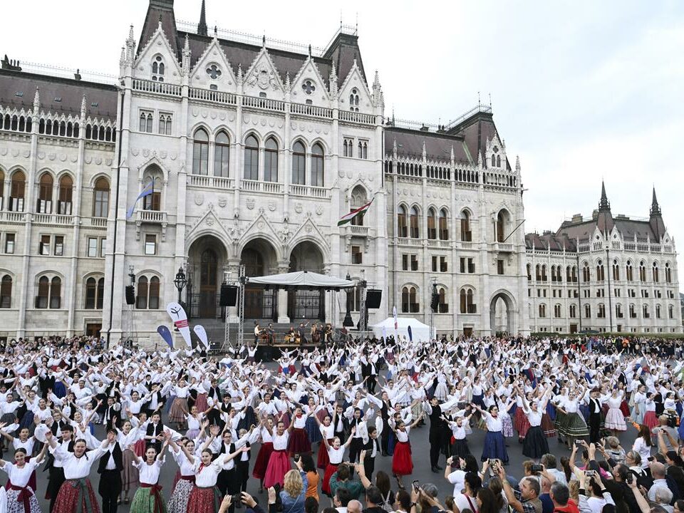 Folk dance record in Budapest Hungarian Parliament Hungary news