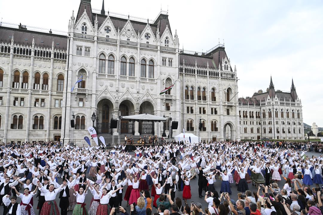 Folk dance record in Budapest Hungarian Parliament Hungary news