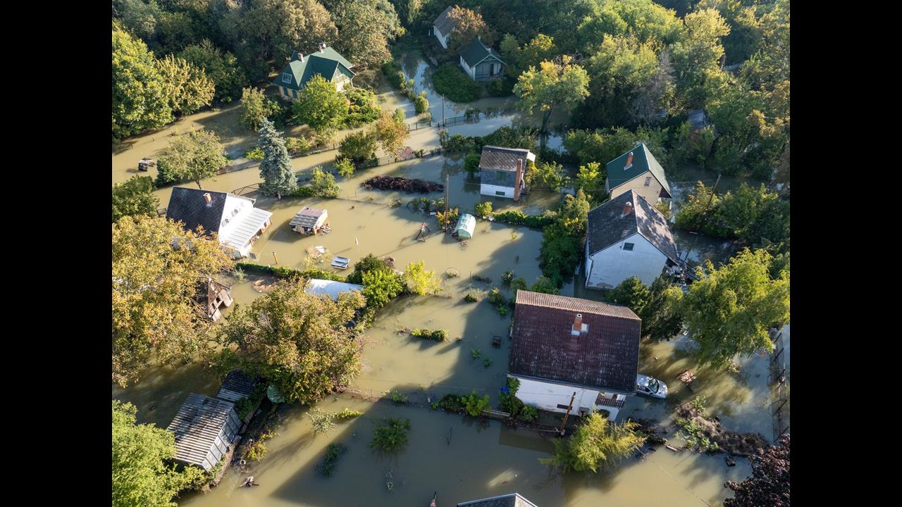 Hungary news flood in Adony