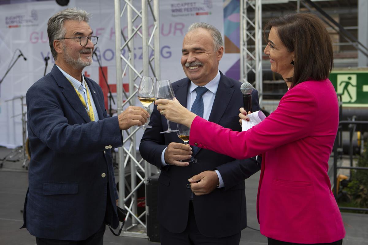 Georgia's Ambassador to Hungary Tamara Liluasvili, Minister of Agriculture István Nagy and Festival Director Zoltán Zilai (j-b) toast at the opening of the 33rd Budapest Wine Festival at the Budavár Palace on 12 September 2024.