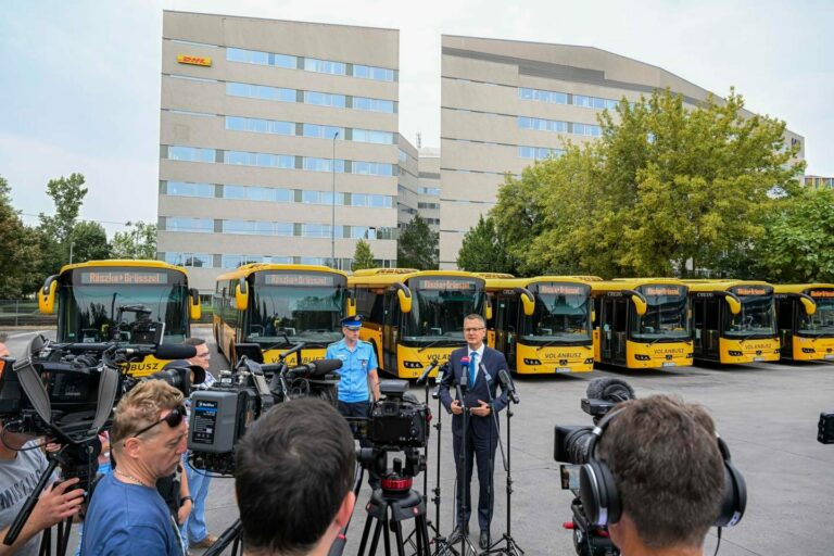 bence rétvári brussels migrants buses