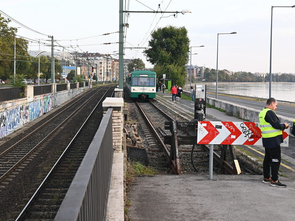 hév closed flooding transport travel budapest buses trains