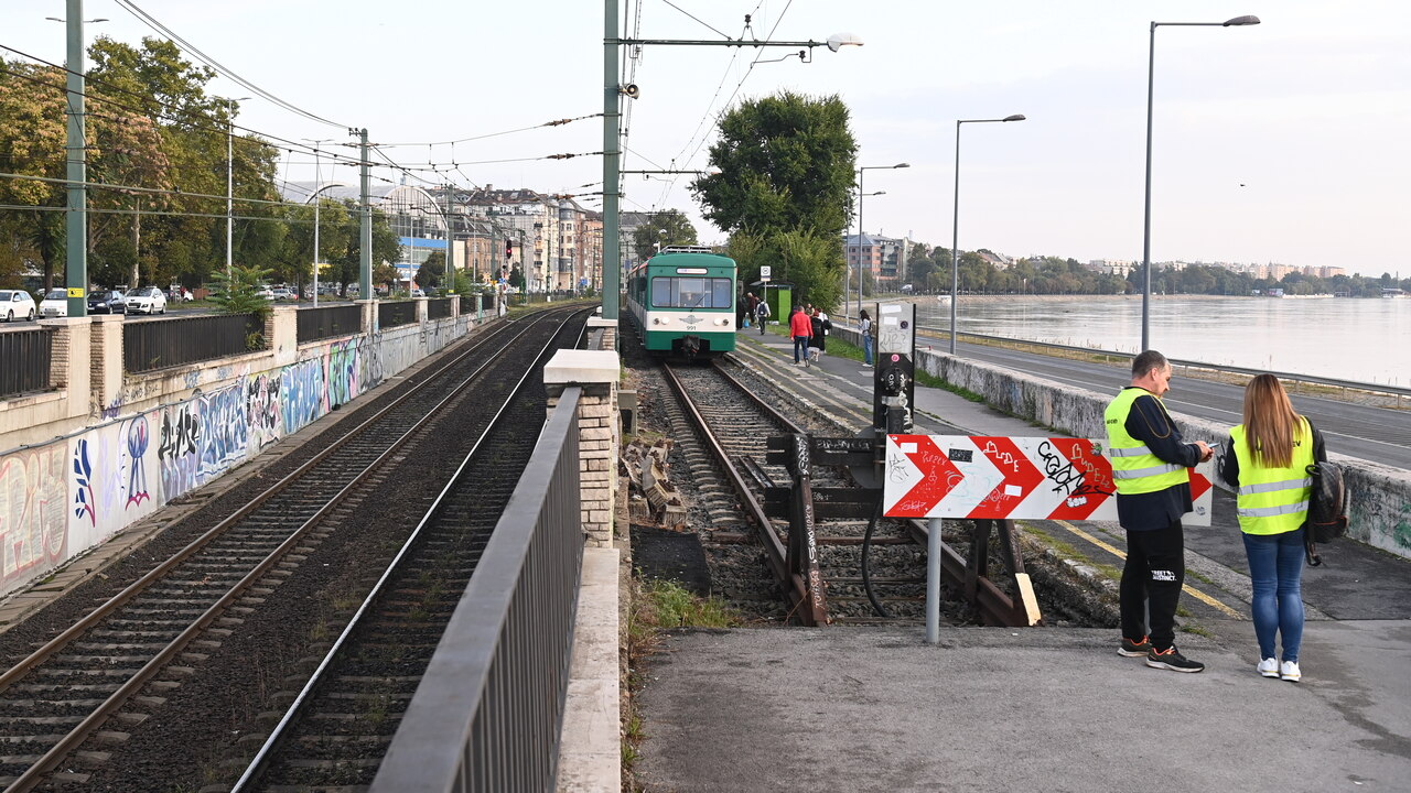 hév closed flooding transport travel budapest