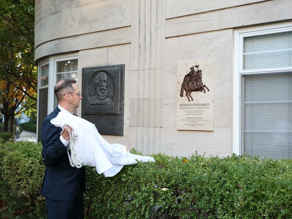 Memorial plaque inaugurated for the Hungarian father of the U.S. cavalry in Washington