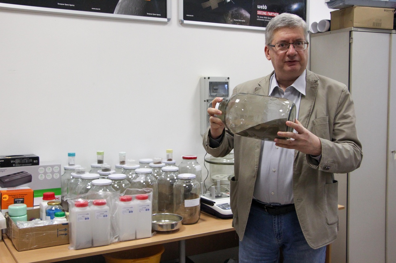 barkó györgy with lunar soil in his hands (1)