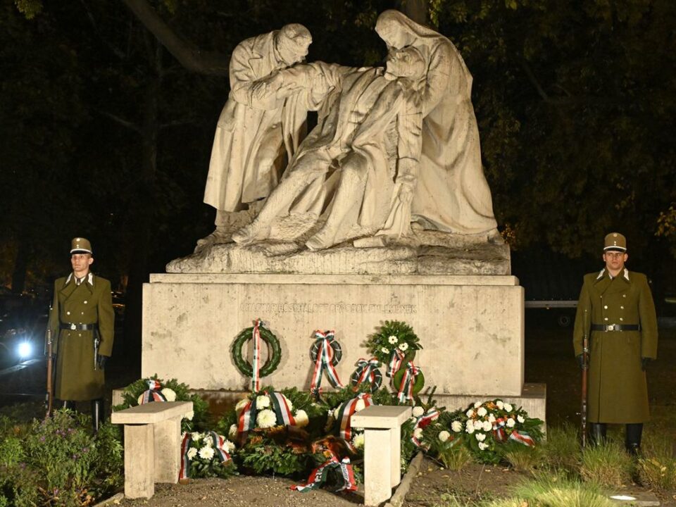 Guard of honour at a memorial ceremony in Budapest in honour of the heroic military doctors at the statue of the Hungarian doctor at the National Day of Mourning, 4 November 2024. MTI/Peter Lakatos