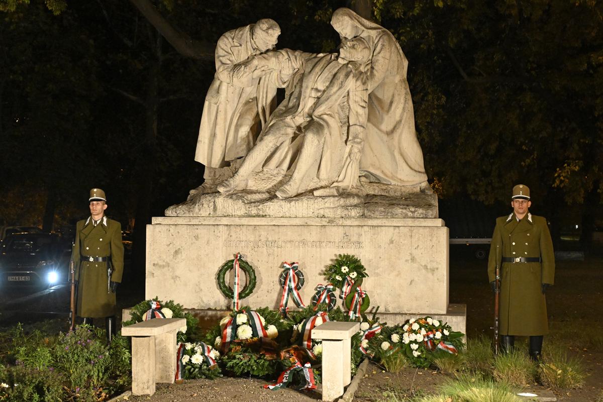 Guard of honour at a memorial ceremony in Budapest in honour of the heroic military doctors at the statue of the Hungarian doctor at the National Day of Mourning, 4 November 2024. MTI/Peter Lakatos