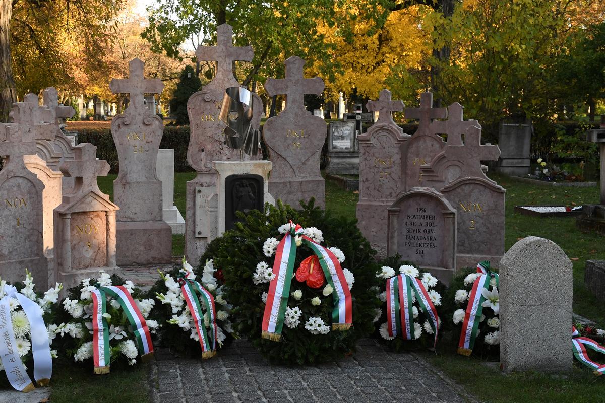 Wreaths at the commemoration ceremony in honour of the heroic dead and victims of the 1956 1956 Revolution in plot 21 of the Fiumei Road cemetery on the 68th anniversary of the 1956 Revolution and Freedom Fight, on the National Day of Mourning, 4 November 2024.MTI/Attila Kovács