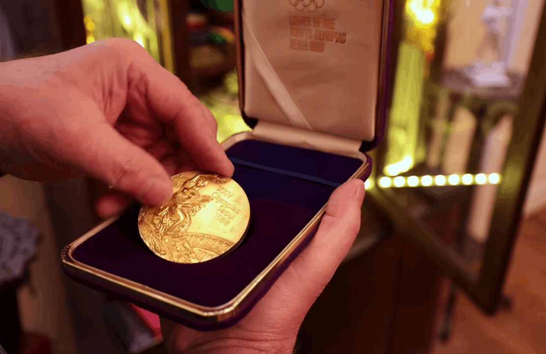 Hungarian Olympic champion's robbed gold medal given back by police