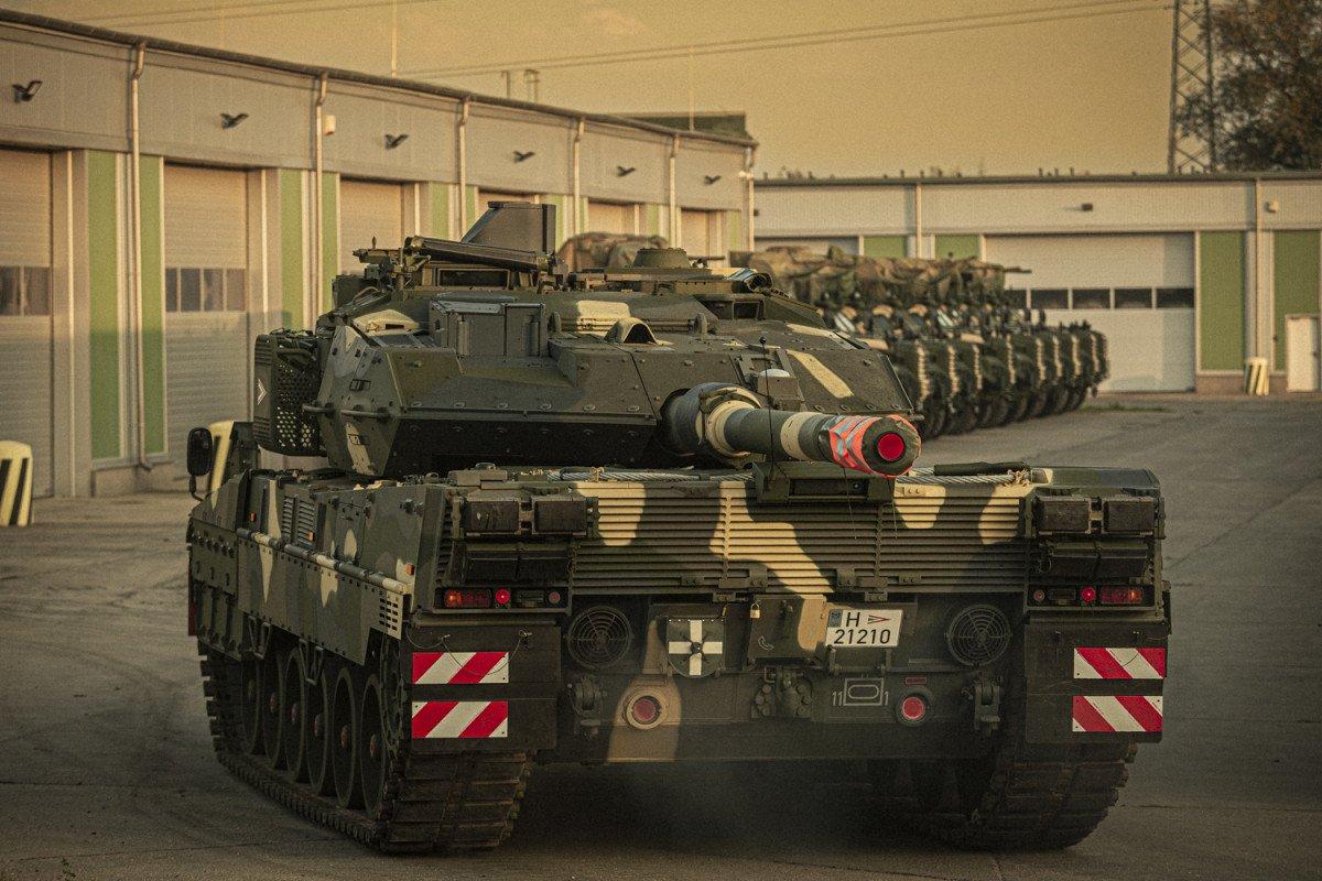 New Gidran combat vehicles and Leopard tanks arrive in Hungary